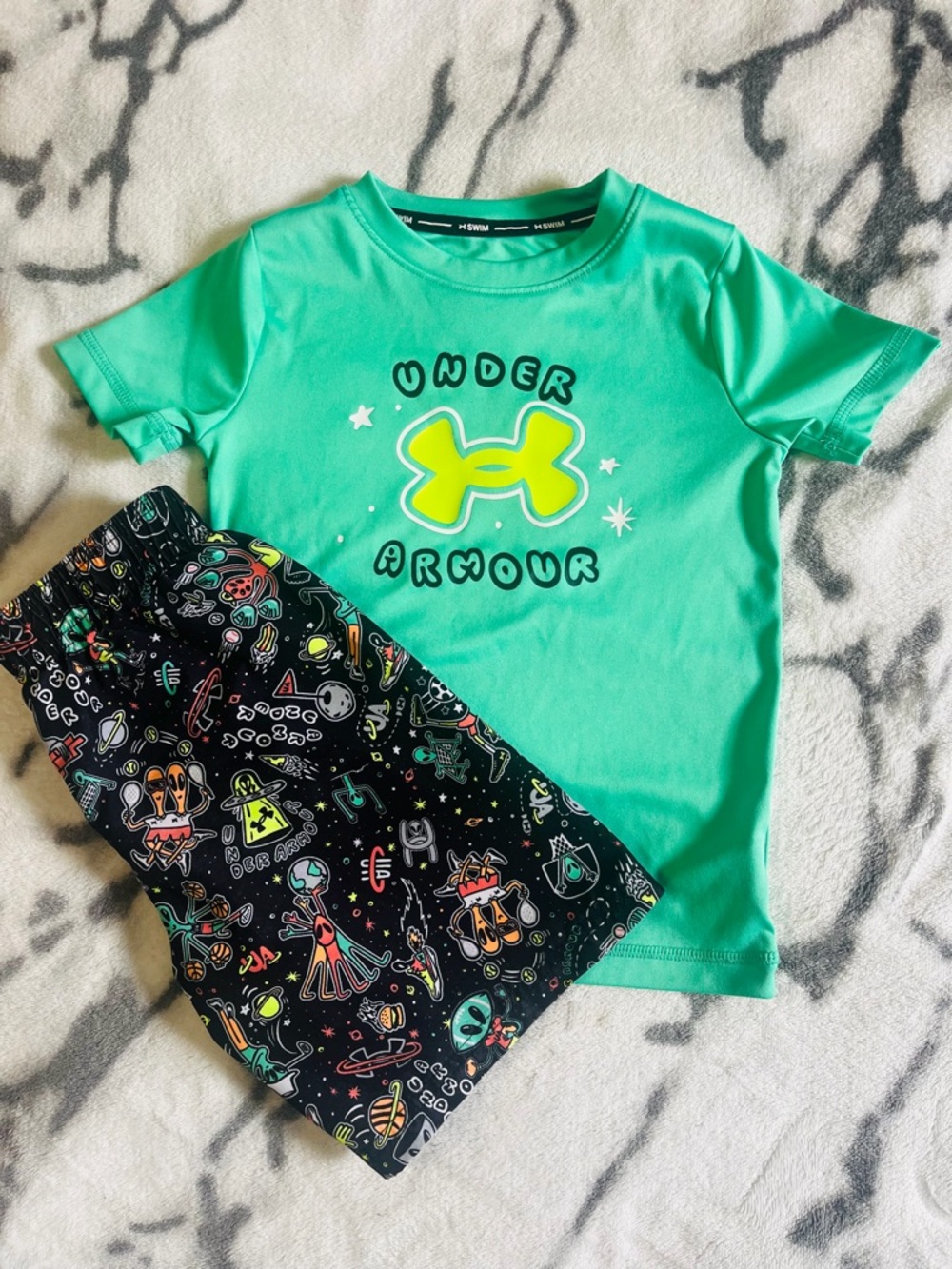 Under Armour Boys 4T Alien Swim Rash Guard Shirt with matching Mesh Trunks
